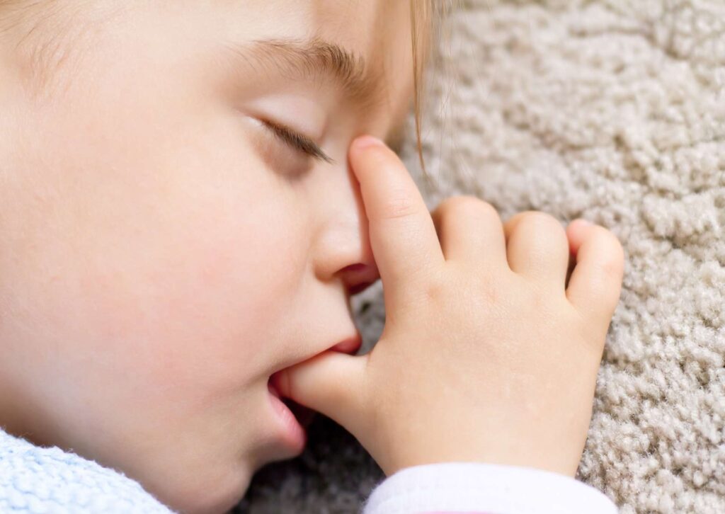 Jak ssanie smoczka lub kciuka wpływa na rozwój zgryzu dziecka?